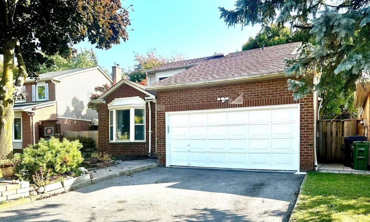 Milliken Villa | Spacious （238 sq meters）5-bedroom villa in fabulous Toronto with free parking