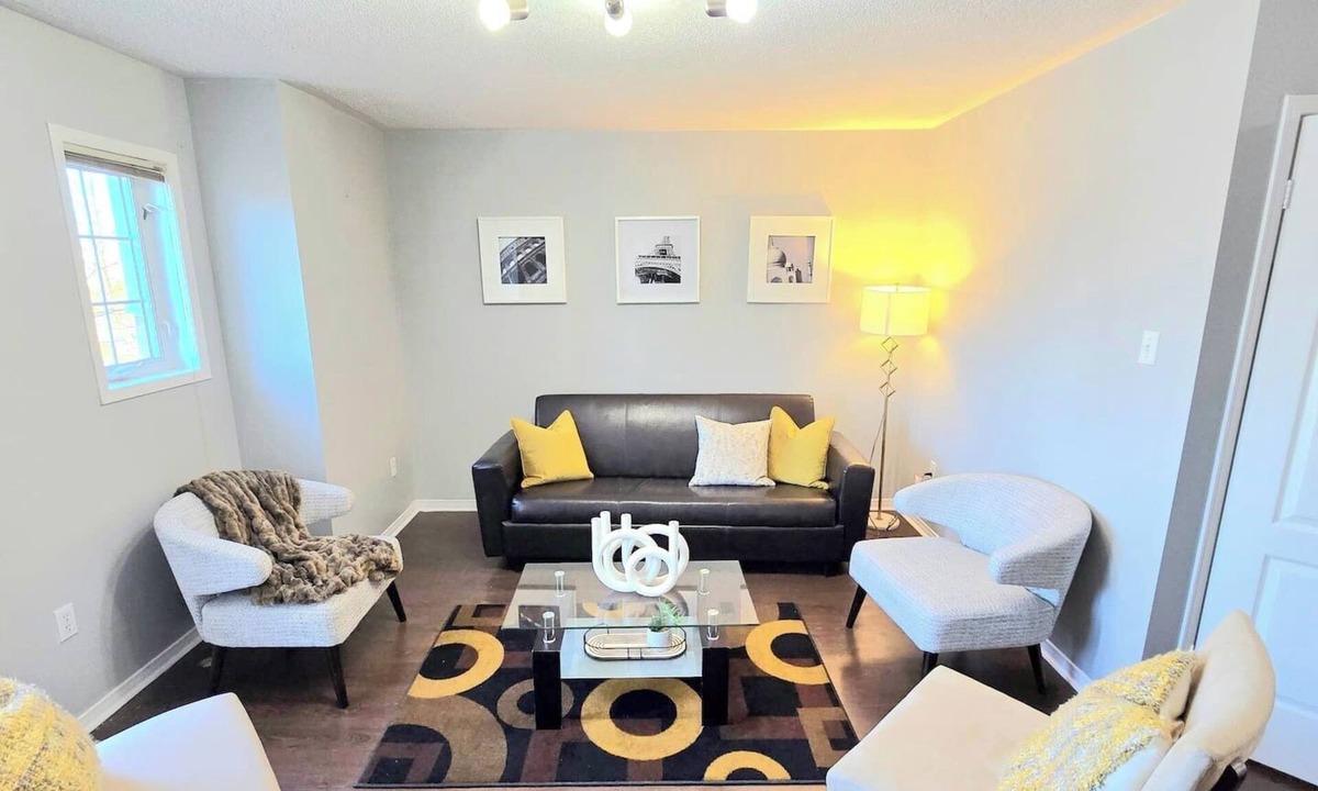 Cooksville House | Spacious 3 Bed, 3 Bath, Close to Square One, Parking, Work Desk