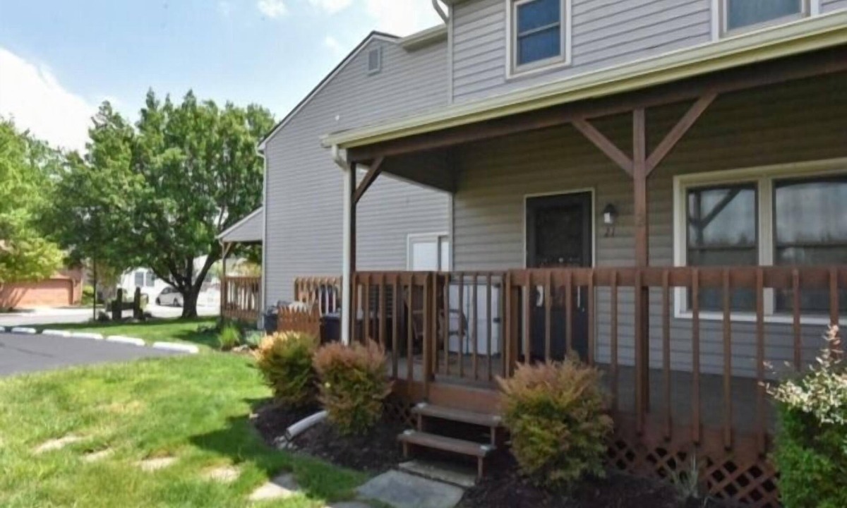 Caine Woods House | Spacious 3 BR 3 Bath home with community pool, porch and deck, WiFi, Full Kit