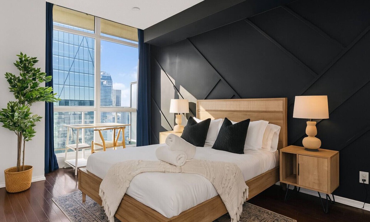 Downtown Toronto Hotel | Spacious 3BR - Free Parking - City View - Pool - Gym