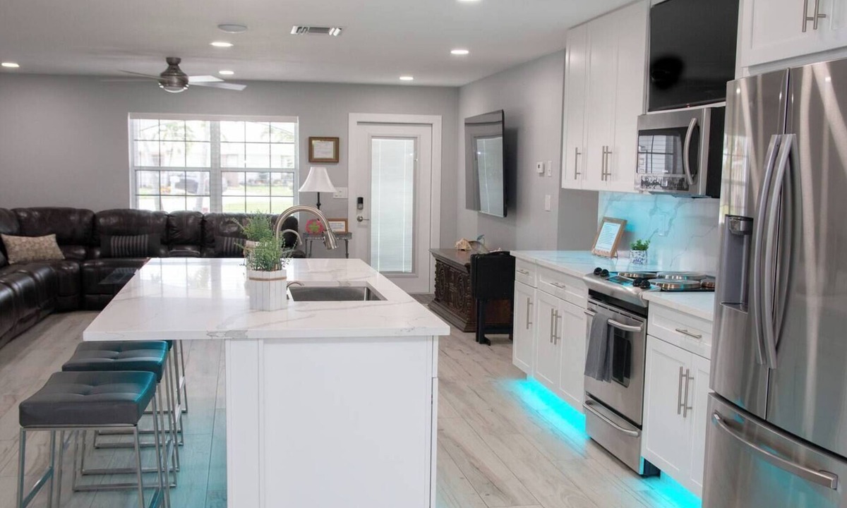 Pompano Beach House | Spacious 4‑Room Group Retreat Sleeps 12 w/Hot Tub, EV Charging