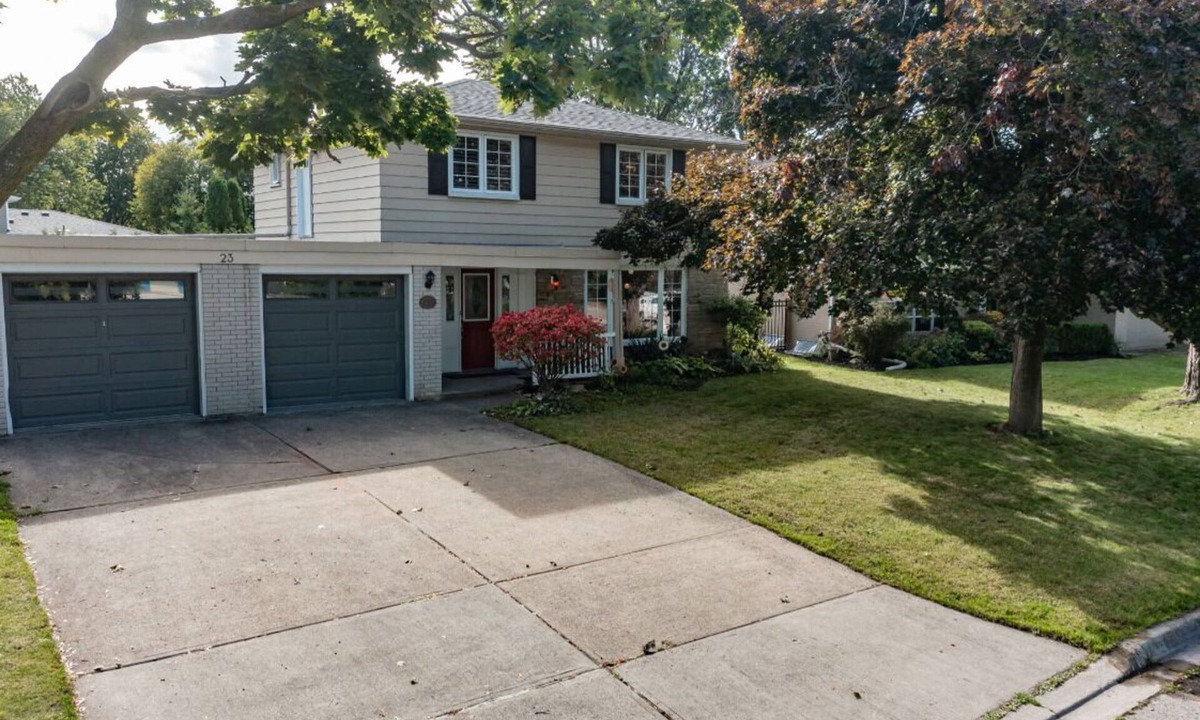 Brampton House | Spacious 5 bedroom home with pool and all-year hot tub. 17 Minutes from YYZ.