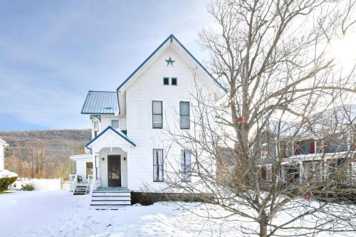 Naples House | Spacious 5-Bedroom Home with Hot Tub Near Wineries & Bristol Mountain Ski Resort