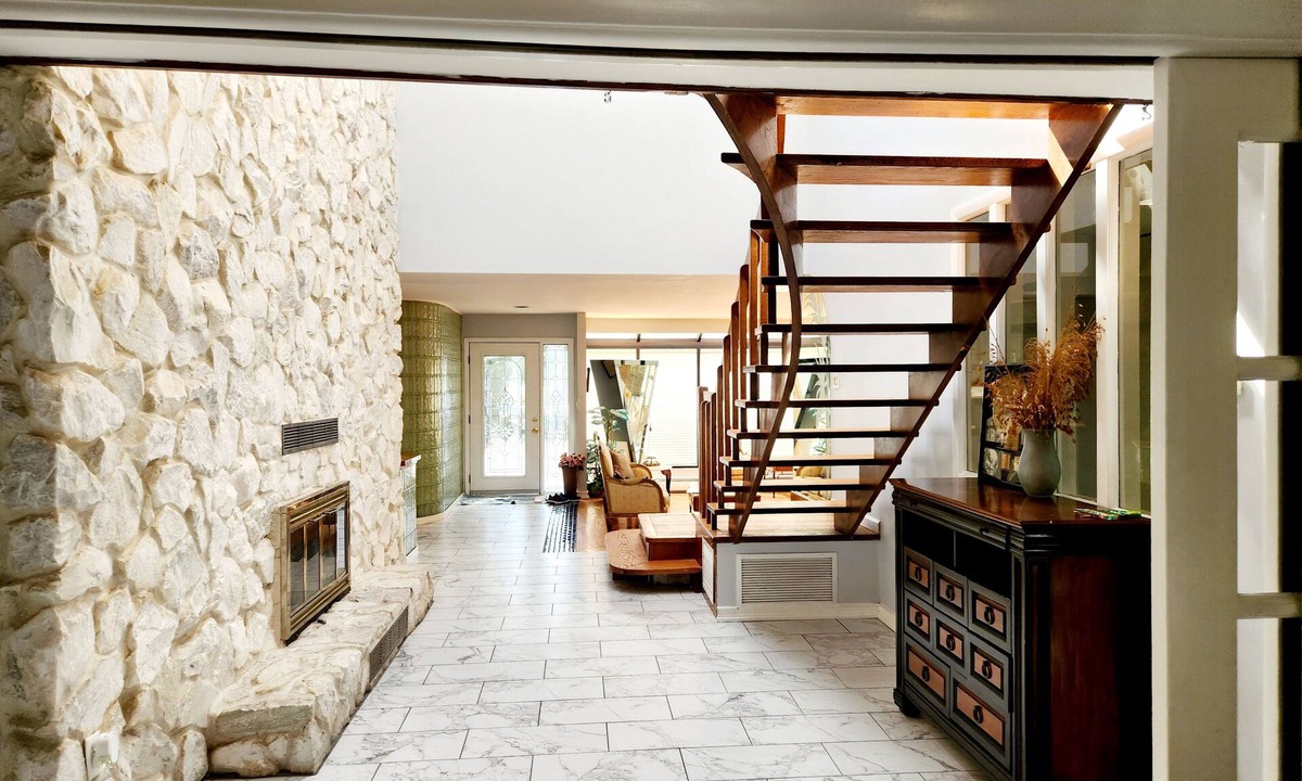 Bay Shore House | Spacious 5-bedroom house in lovely multi million dollars area with AC