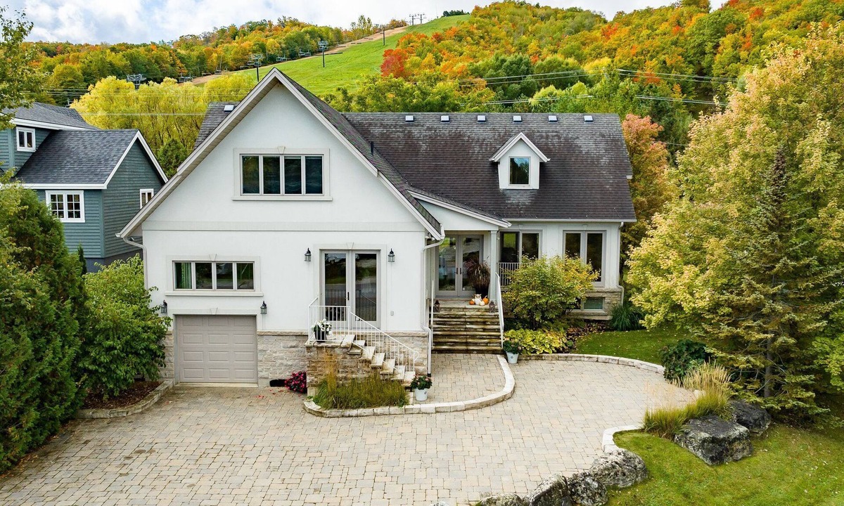 The Blue Mountains House | Spacious 6 bedroom 150m walk to the ski lift. 5 min walk to village (30 day min)