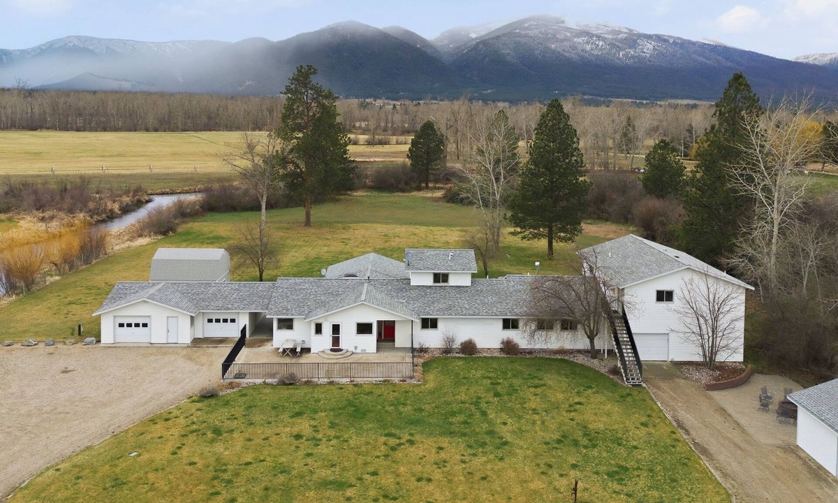 Stevensville House | Spacious 7 Bed 6 Bath house in Stevensville Montana - perfect for families.