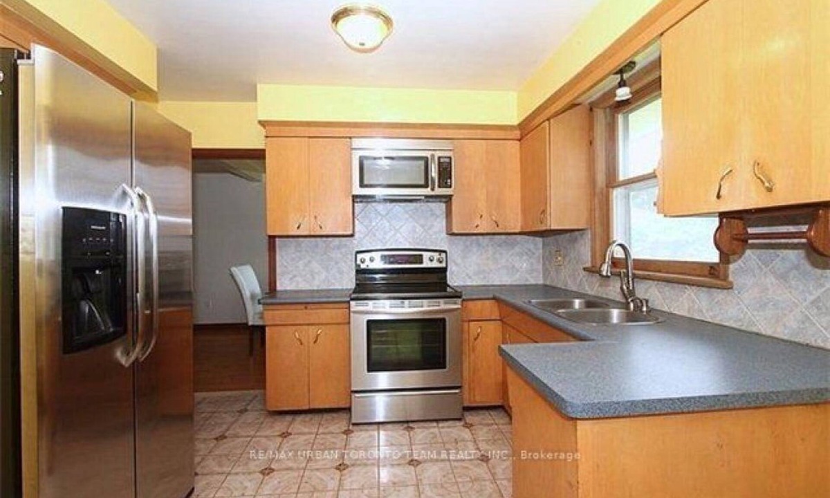 The Queensway House | Spacious & Affordable Stay in Prime Toronto – Experience the Best of City Living