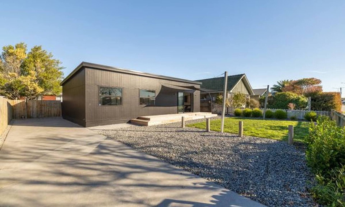 Linwood House | Spacious Christchurch Home, Sleeps 8, Free Parking