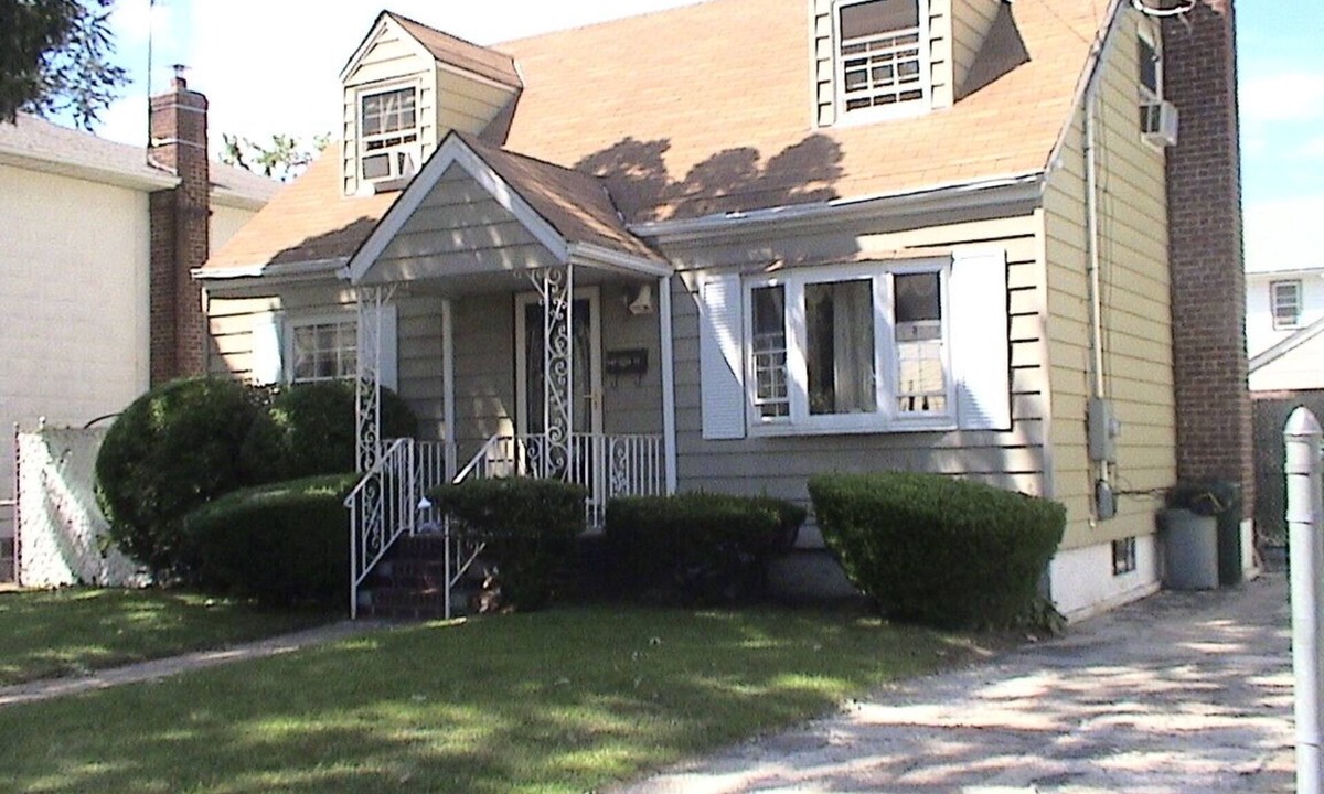 Queens House | Spacious family house in Queens, 10 minutes from JFK, Mall & Train, Free Parking