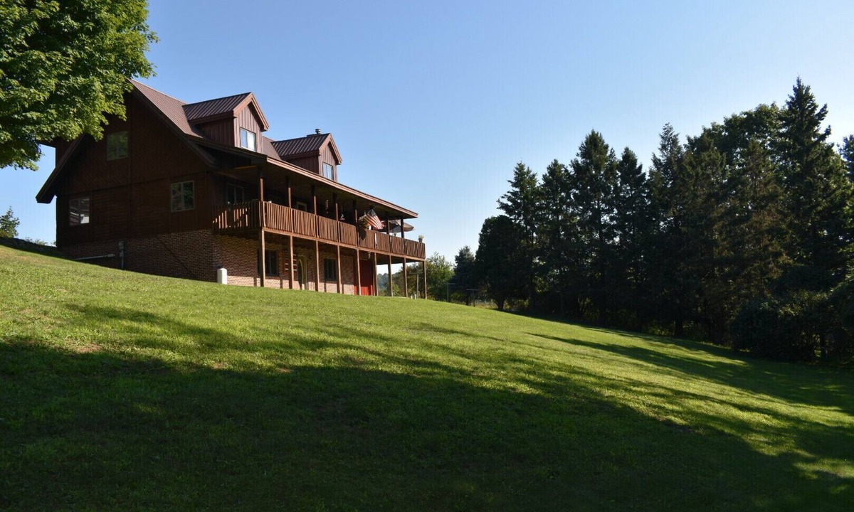 Hastings Cabin | Spacious log cabin overlooking our little town