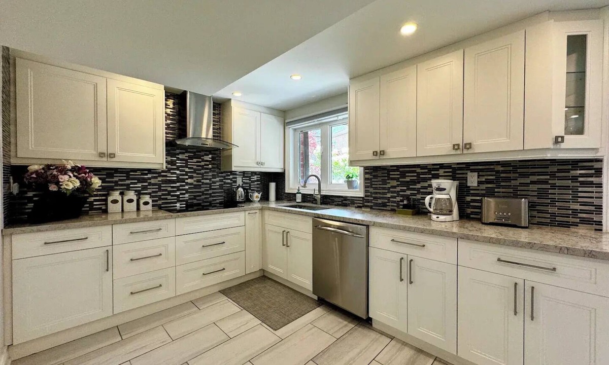 Richmond Hill Apartment | Spacious & Luxurious Richmond Hill "Basement"