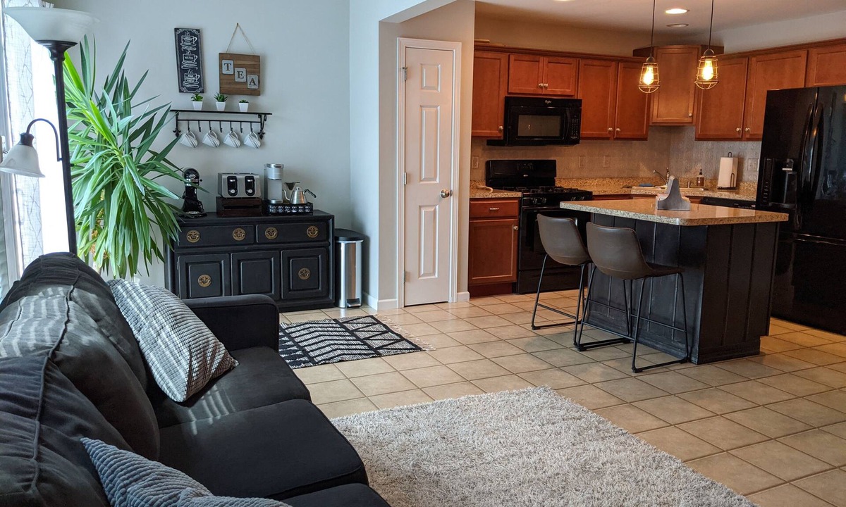 Bellefonte House | Spacious New Townhouse - 10 mins from PSU