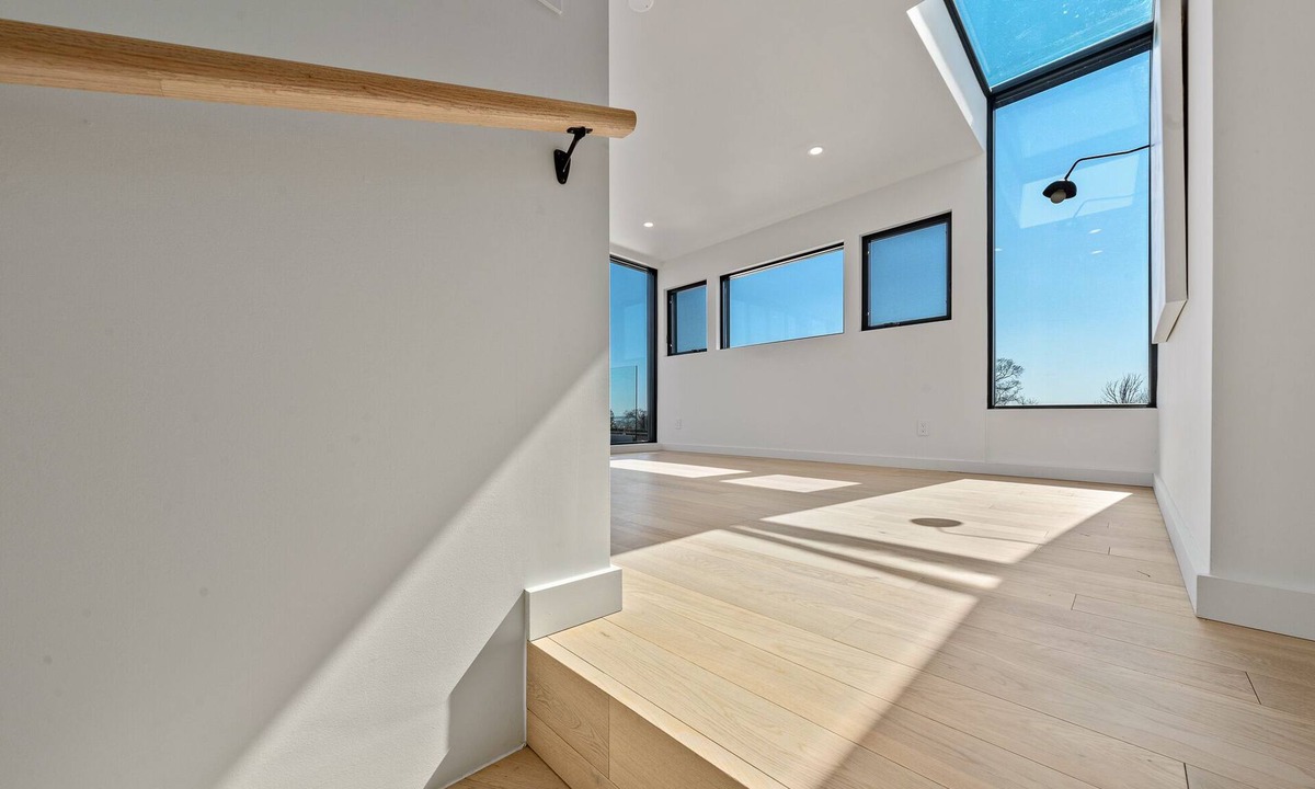 Wellington Condo | Spectacular sunrises and roof-top lake views in the heart of Wellington Village