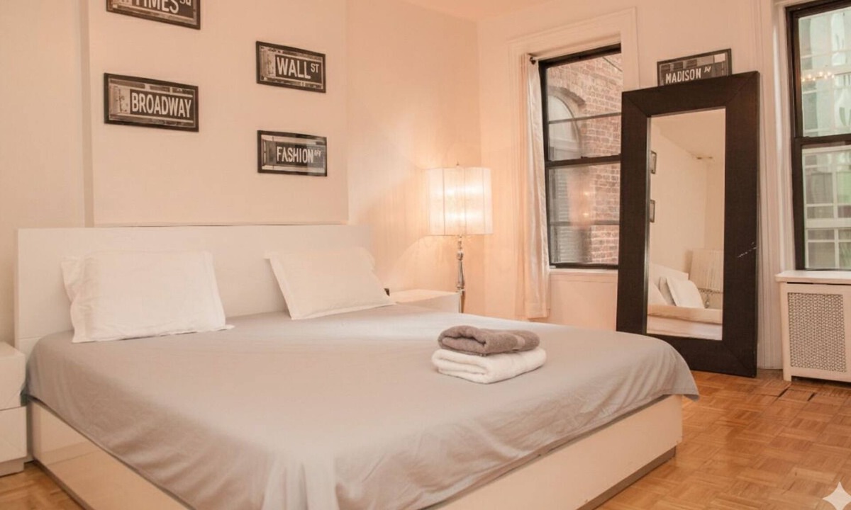 Sutton Place House | Stay Together in Style – 5BR Family Townhome!