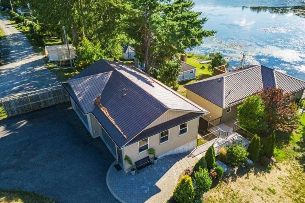 Quinte West House | Stirling Lakehouse - Cozy Waterfront Cottage