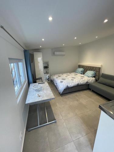 Epinay-sur-Seine House | Studette indépendante tout confort sur jardin