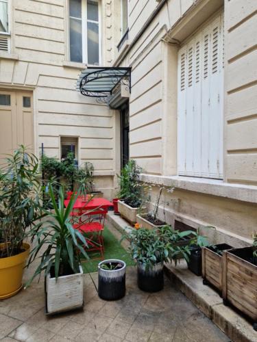 8th Arrondissement Apartment | Studio de charme Paris Champs Elysees