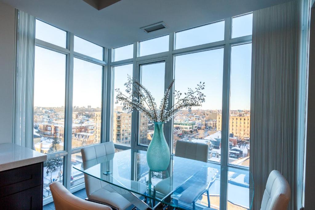 Fashion District Apartment | Stunning 3 BR Condo Downtown Toronto