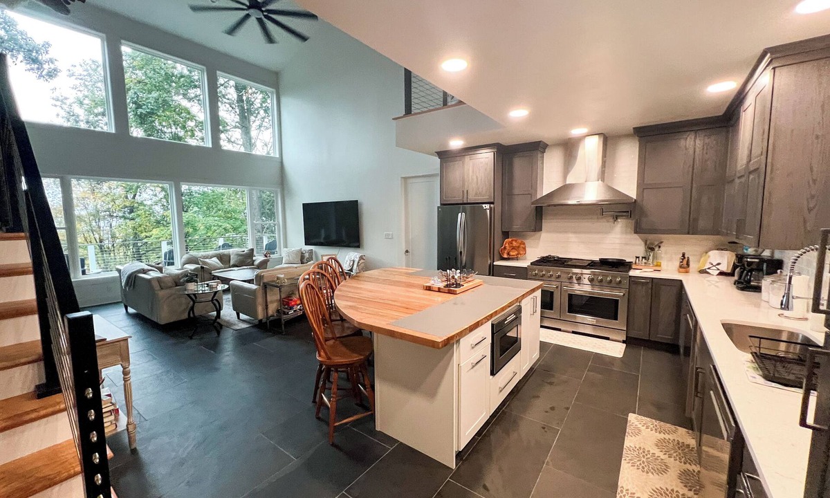 James Creek House | Stunning 5-BR Retreat with Panoramic Views & close to Raystown Lake Access.