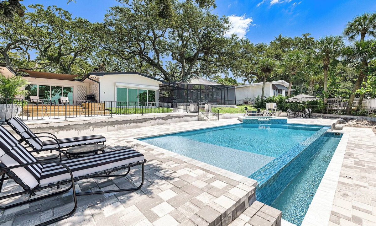 Jungle Terrace House | Stunning Bay View, Pool &Hot Tub - Entire Guest Suite