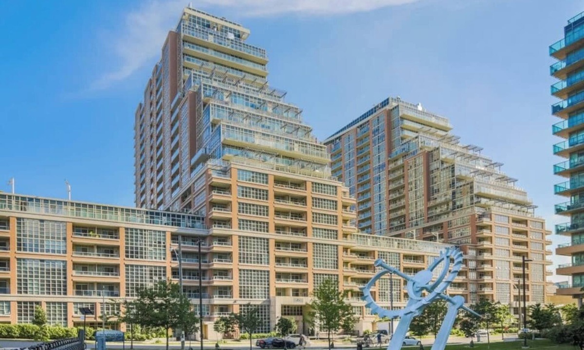 King West Village Condo | Stunning Chic Condo with Pool + Gym + Free Parking