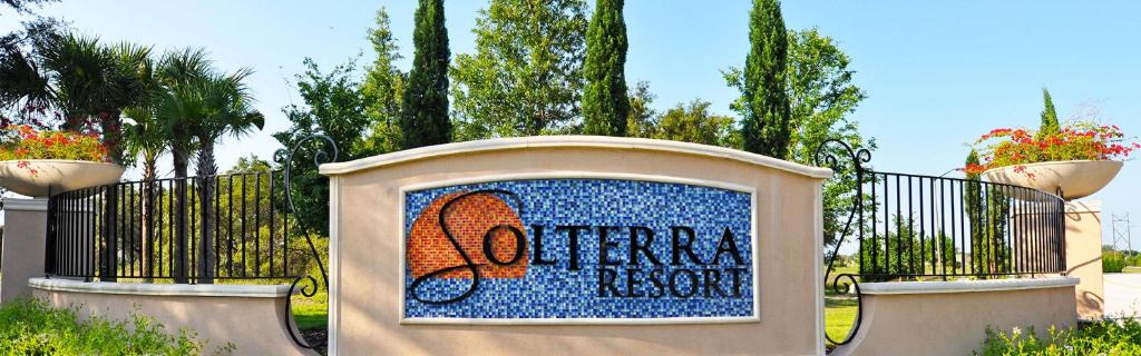 Loughman House | Stunning Corner-Townhome w Private Pool