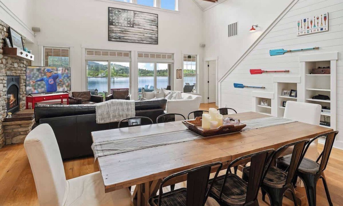 Laclede House | Stunning Flat Waterfront: Dock, Hot Tub, Yard, A/C