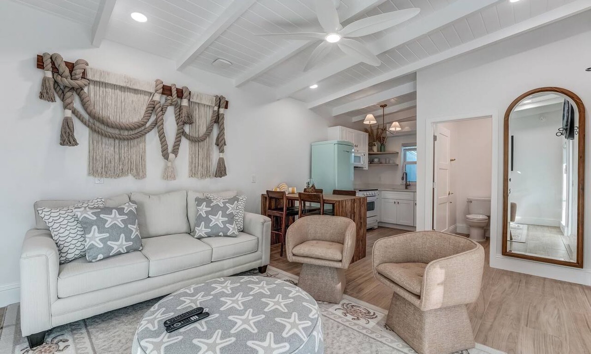 Sanibel Hotel | Stunning Queen Deluxe Suite close to Beaches, Restaurants, Shopping!
