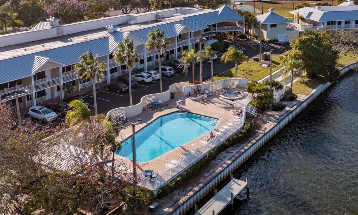 Ruskin House | Stunning Resort Like Townhome w/Pool, Beach, Bar!