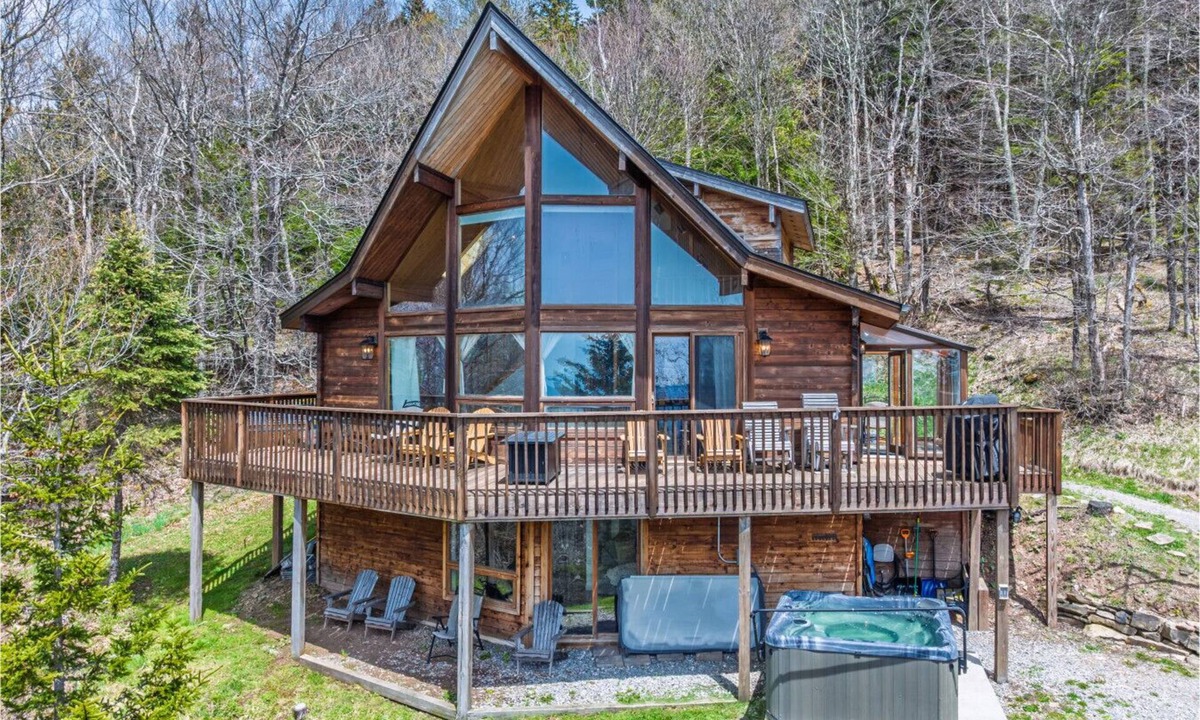 Edray House | Stunning Snowshoe Home | Hot Tub | Pool Table