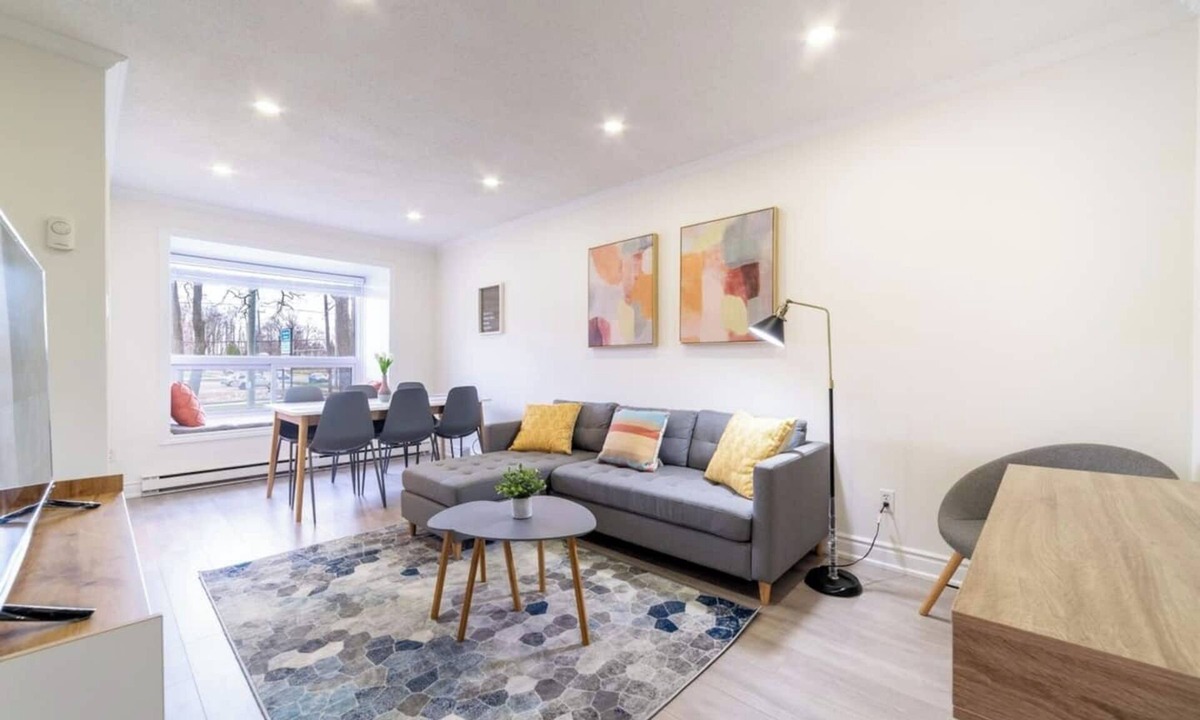 Waterloo House | Stylish 3BR Home- 3 mins to Universities-King Bed
