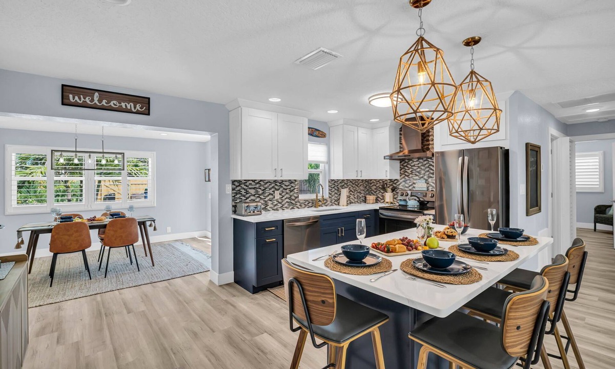 Indian Rocks Beach House | Stylish Beach Escape –Fresh Remodel, Hammock, Patio & Walk to White Beaches.