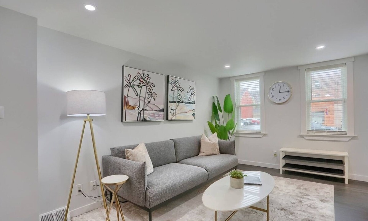 East Allegheny House | Stylish & Central 3BD Home Pittsburgh/North Side with Free Street Parking