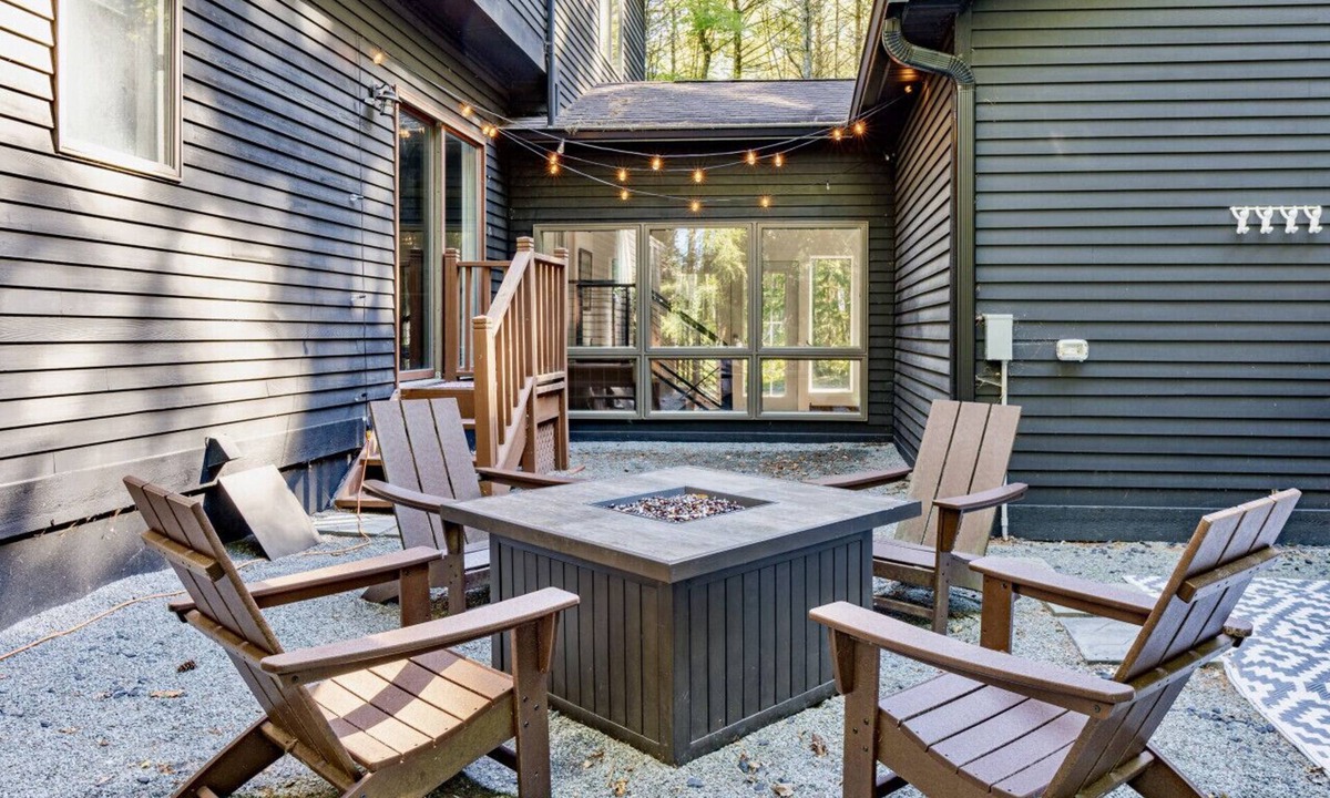 Town of Lumberland House | Stylish Family Retreat w/Hot Tub