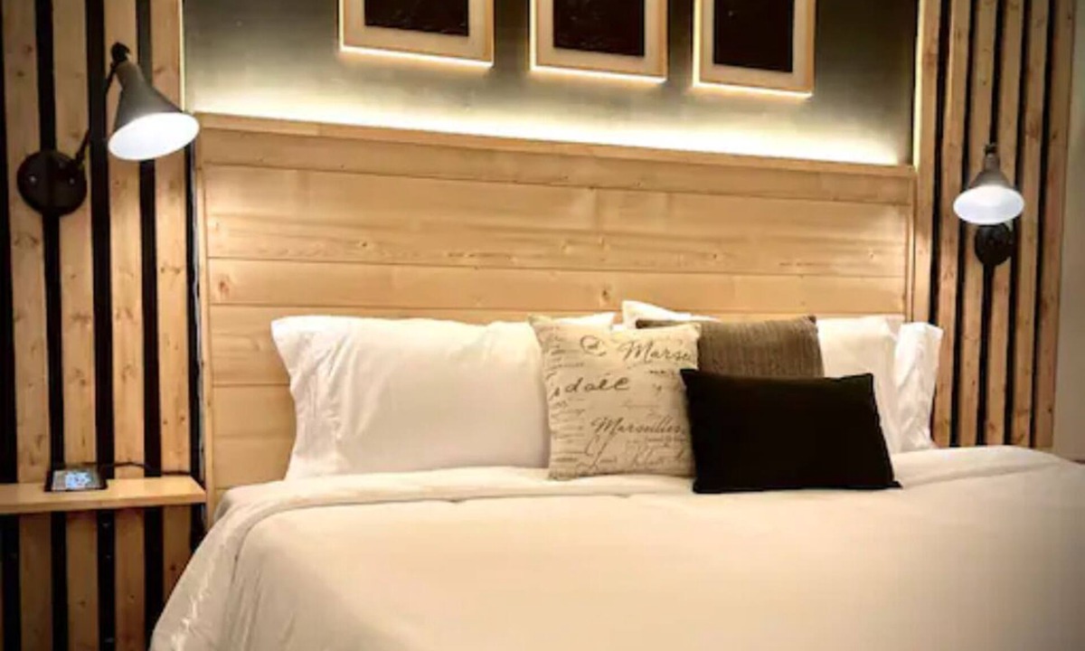 Halton Regional Municipality Apartment | Stylish king bed/Free parking
