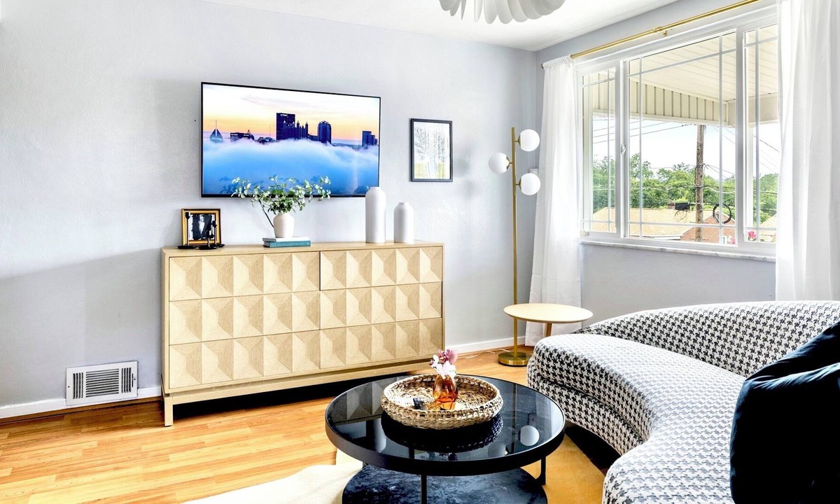 South Hills House | Stylish & Modern Pittsburgh Retreat Near Downtown!