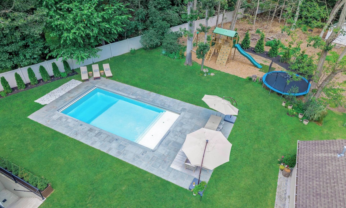 Centereach House | Summer Retreat: Private Jacuzzi, Game room & more