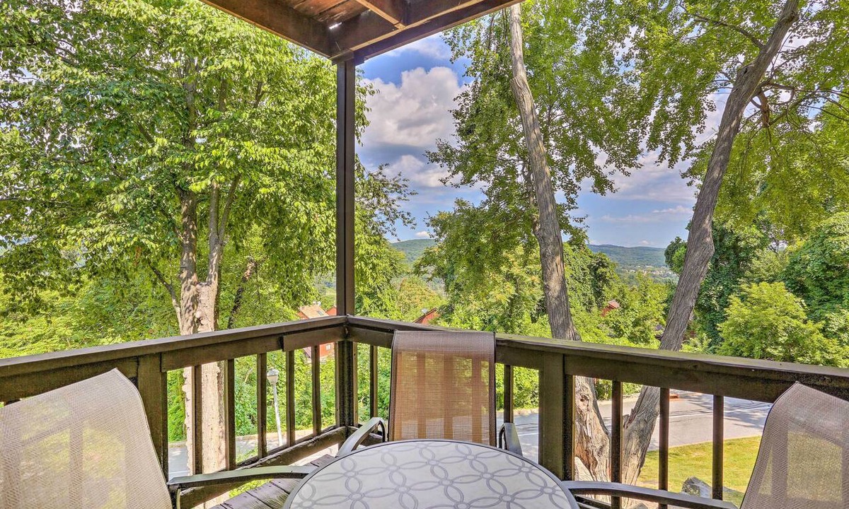 Vernon Condo | Sun-Lit Vernon Condo < 2 Mi to Ski Resort!