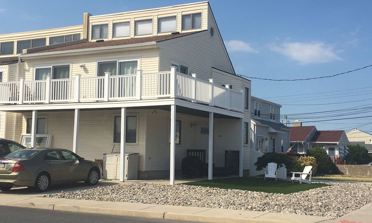 Southend House | Sunny 4 BR, 2 BA Townhouse- June 30-July 4 available