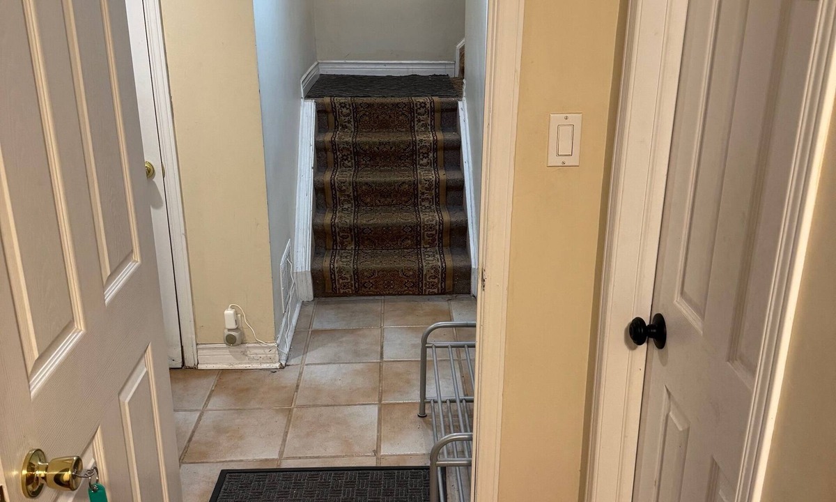 Central Erin Mills House | Sunnys Home Stays Toronto Mississauga Independent Access 1 B Rm Bath Kitchenette
