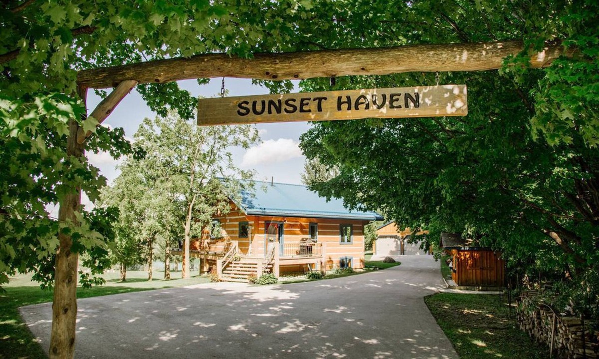 Flesherton House | Sunset Haven on Three Acres With Private Beach Front Pond