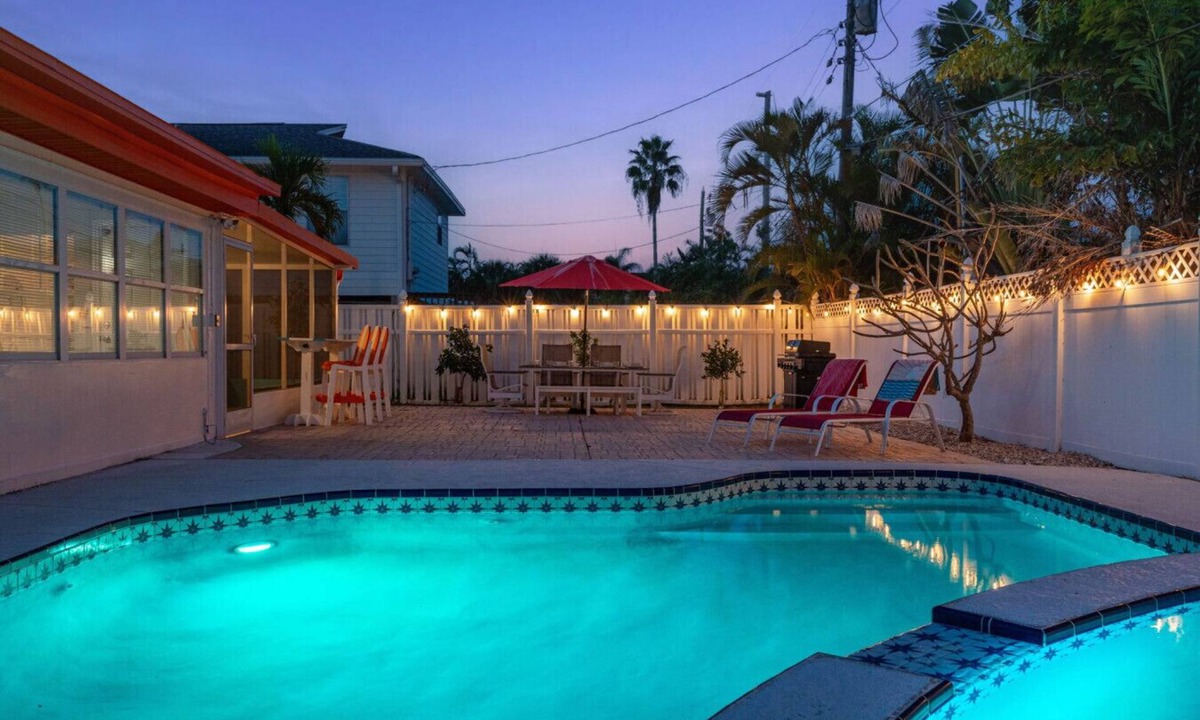 Redington Beach House | Sunset Retreat| Pool Oasis,Walk to Beach,Billiards