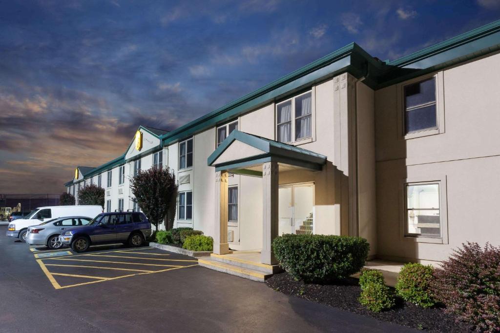 Harrisburg Hotel | Super 8 by Wyndham Harrisburg Hershey West