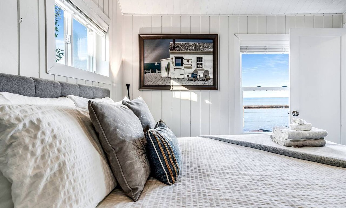 Leamington Cabin | Sweet Beach Rental with Jacuzzi, Deck and Amazing Sunsets in Ontario
