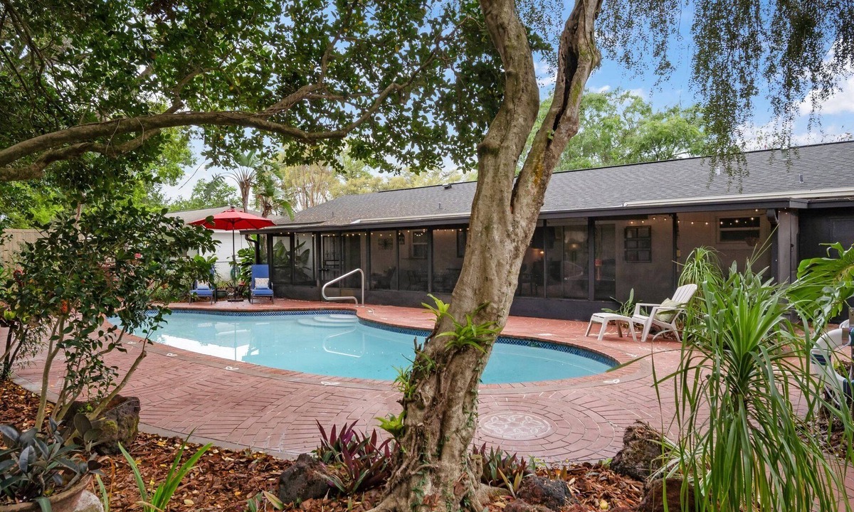 Brandon House | SWIM! Pool Paradise - close to Orlando/Tampa/St Pete - Cozy & Modern