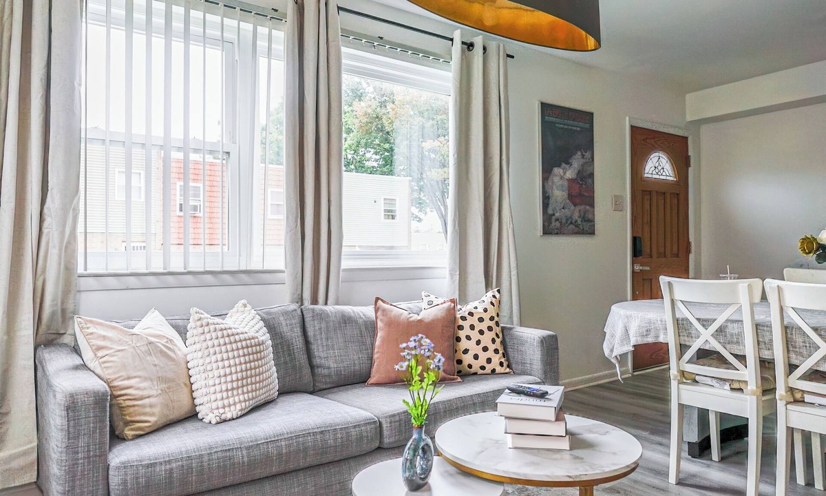 North Philadelphia East House | Temple Area 5BR Gem - Great for Groups & Family
