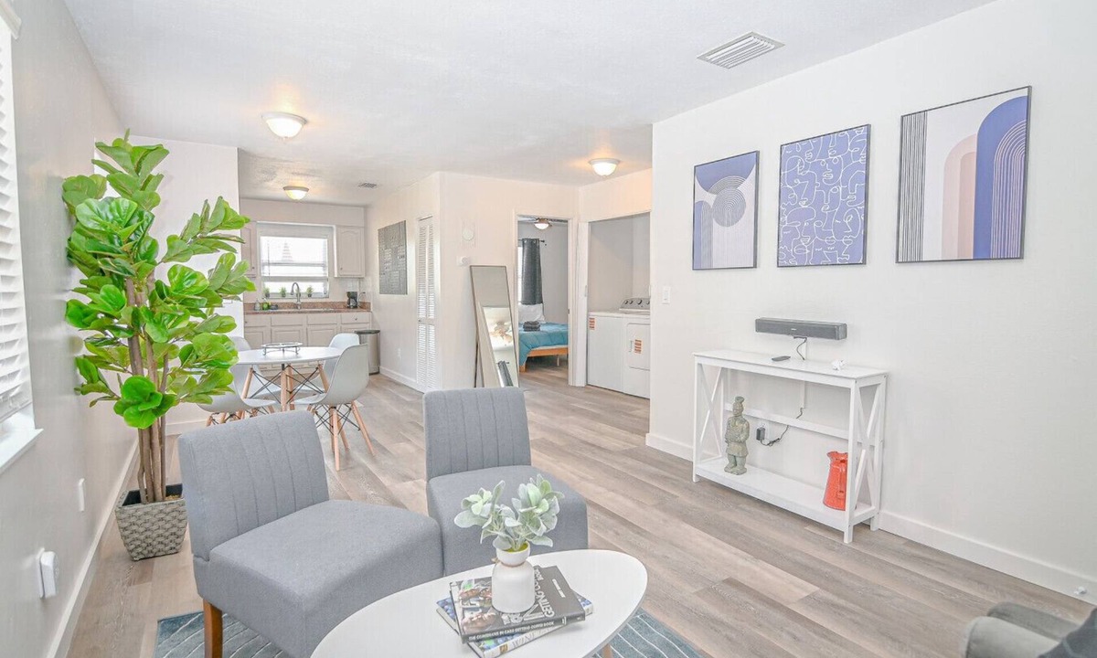 North Hyde Park Villa | The Bayside Retreat – Modern 2BR Villa Near Downtown Tampa w/Parking & Wi-Fi