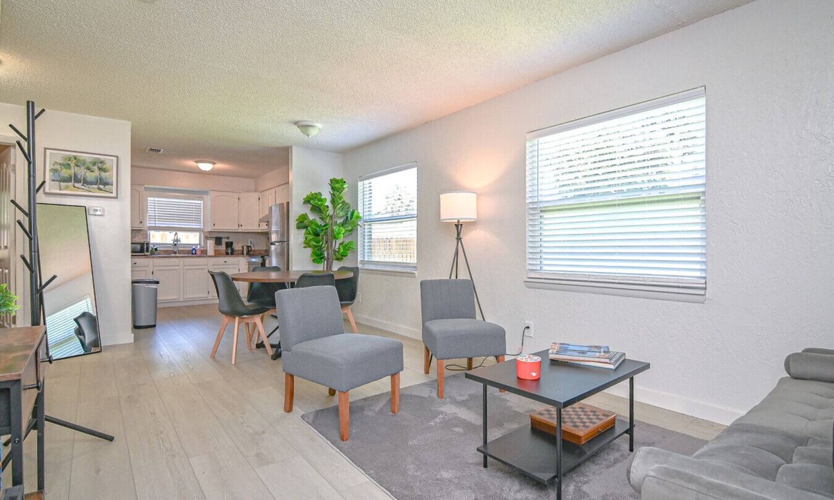 North Hyde Park Villa | The Bayside Retreat – Modern 2BR Villa Near Downtown Tampa w/Parking & Wi-Fi