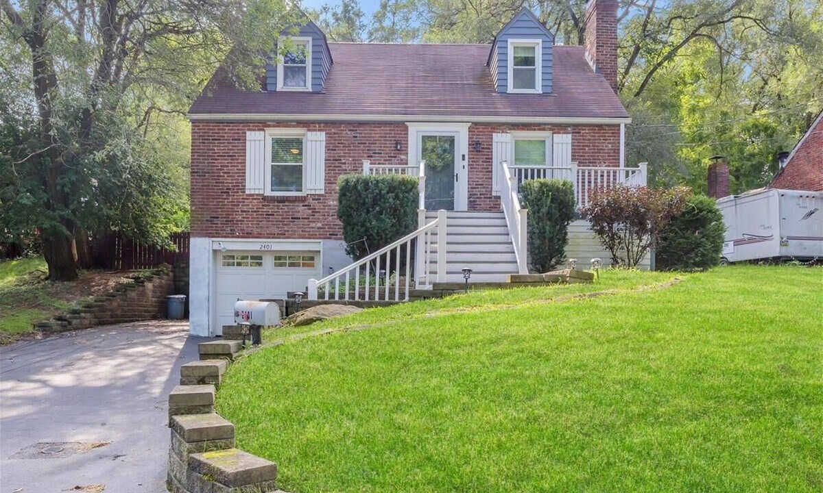 Bethel Park House | The Dog Haus near DT Pittsburgh |Pet Friendly| Self Check in!