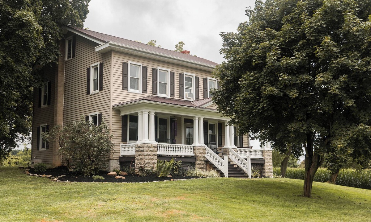Vicksburg House | The Dwelling House - Cozy Farmhouse with hot tub